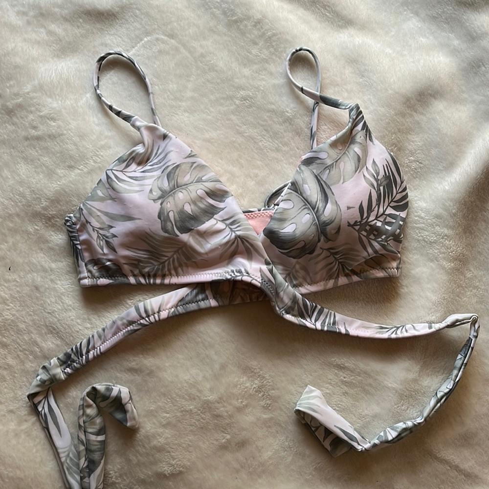 Garage, size small, pink and white with leaf pattern